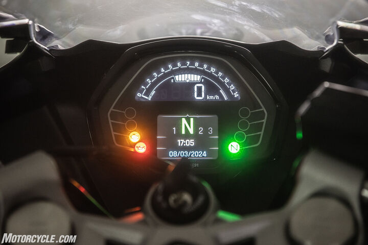 Now that we’re spoiled with TFT displays on even the most budget of motorcycles, the Daytona’s LCD/TFT split combo seems like the worst of both worlds. The gaps between the LCD and TFT screens, as well as the real estate occupied by the warning lights, amount to wasted white space that could be better utilized if the whole thing were a TFT display.